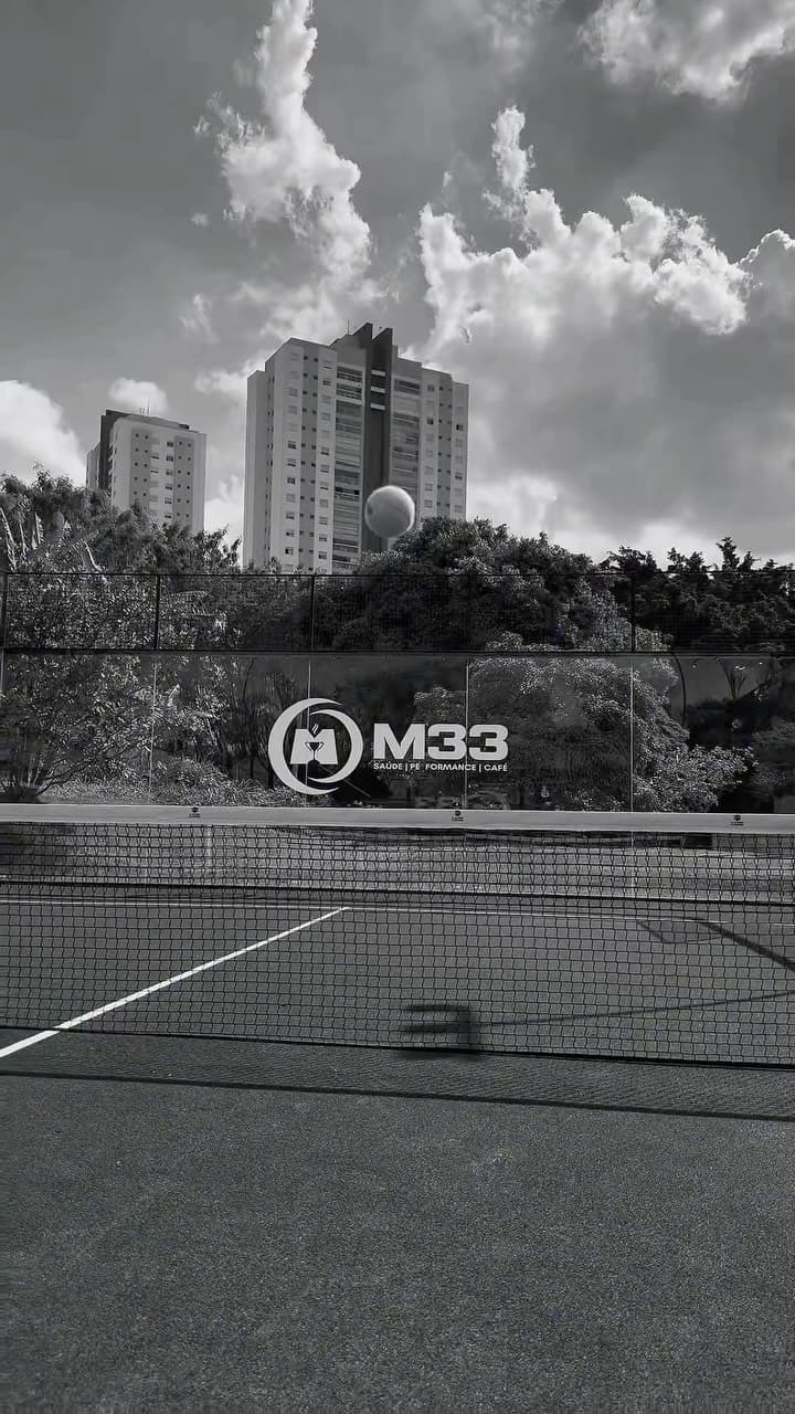 Quadra da Arena M33 em preto e branco, com o letreiro M33 na tela de fundo